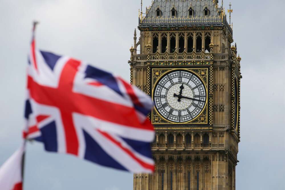 Bandera del Reino Unido con el Big Ben de fondo, en Londres.