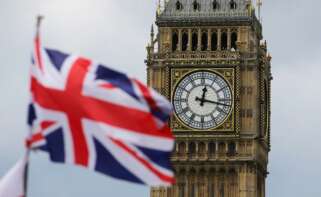 Bandera del Reino Unido con el Big Ben de fondo, en Londres.