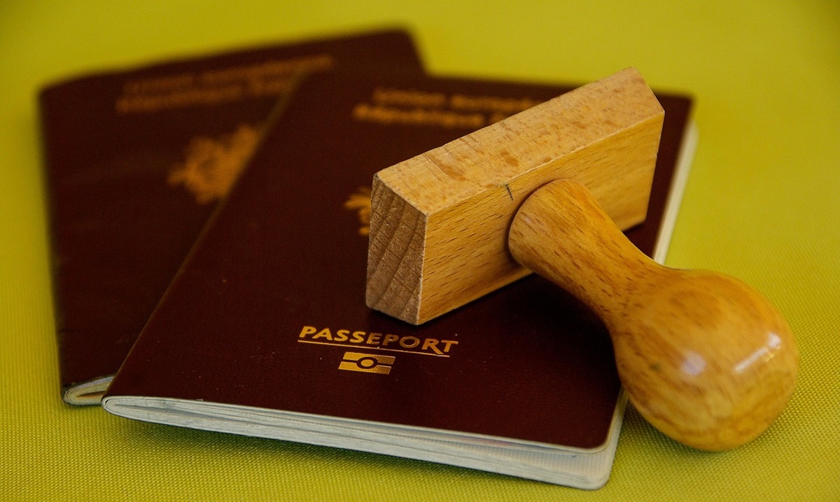 Unos pasaportes con un sello