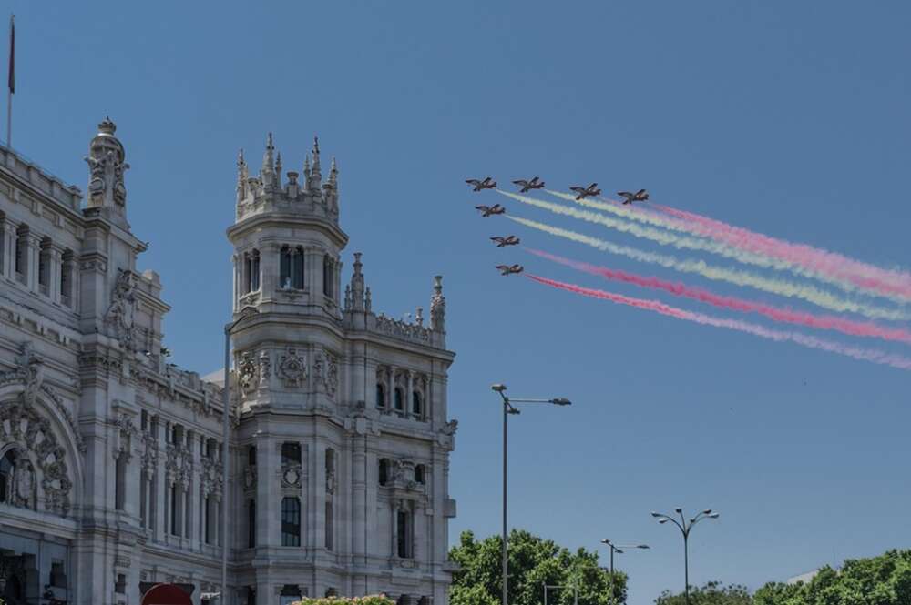 Aviones con la bandera de España en un desfile militar