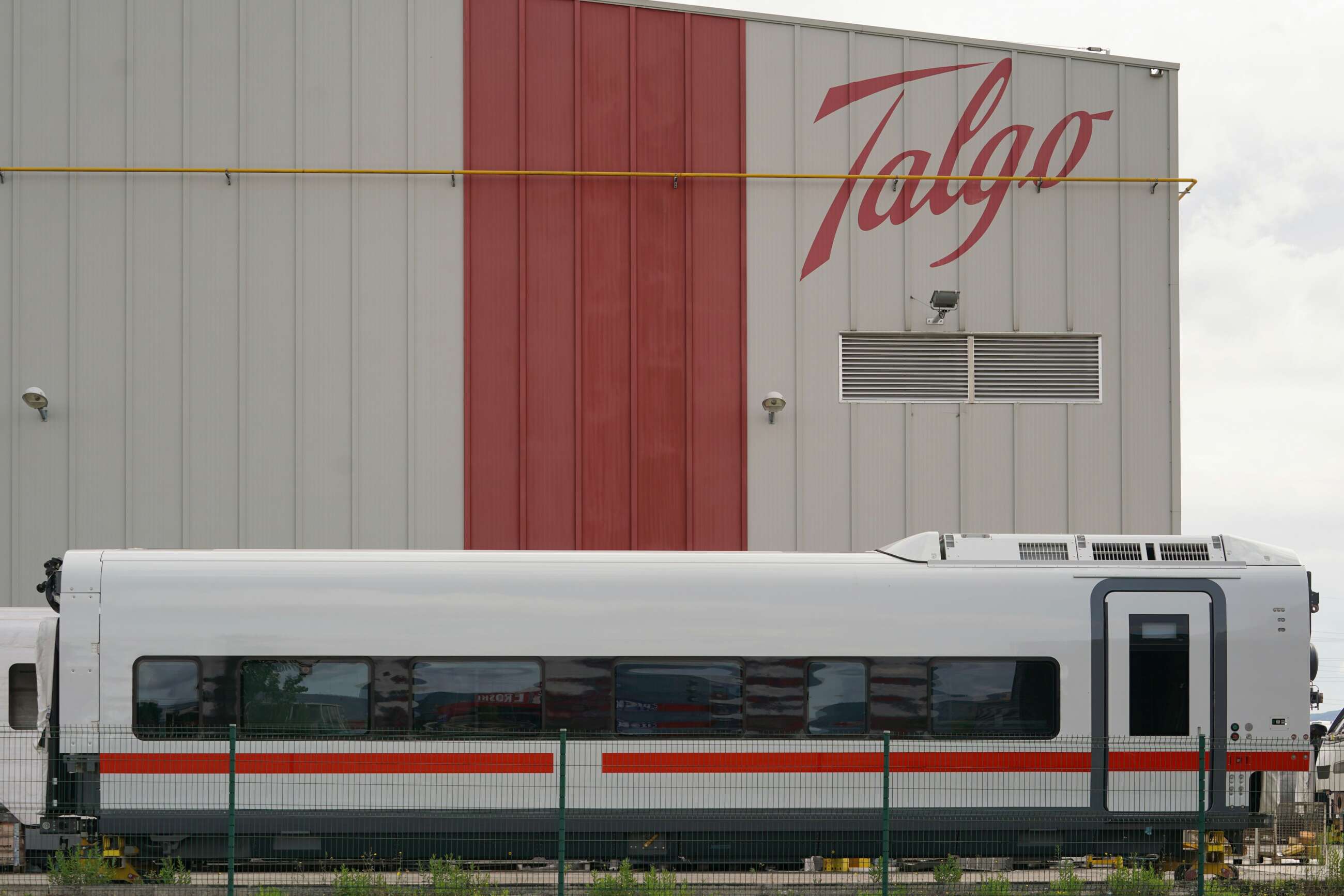 Renfe impone multas a Talgo por los retrasos