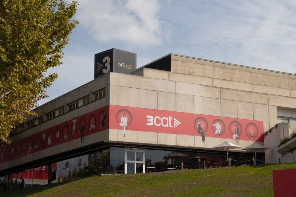 (Foto de ARCHIVO) Fachada de la sede de 3cat, a 30 de octubre de 2023, en Sant Joan Despí, Barcelona, Catalunya (España). ‘3cat’ es la nueva marca que emplean todos los canales de la Corporación Catalana de Mitjans Audiovisuals (CCMA) con excepción de los contenidos infantiles y juveniles, que conservan su propia identidad. La implantación de esta nueva marca en sustitución de TV3 y Catalunya Ràdio identifica todos los contenidos de la corporación. leer menos David Zorrakino / Europa Press 31/10/2023