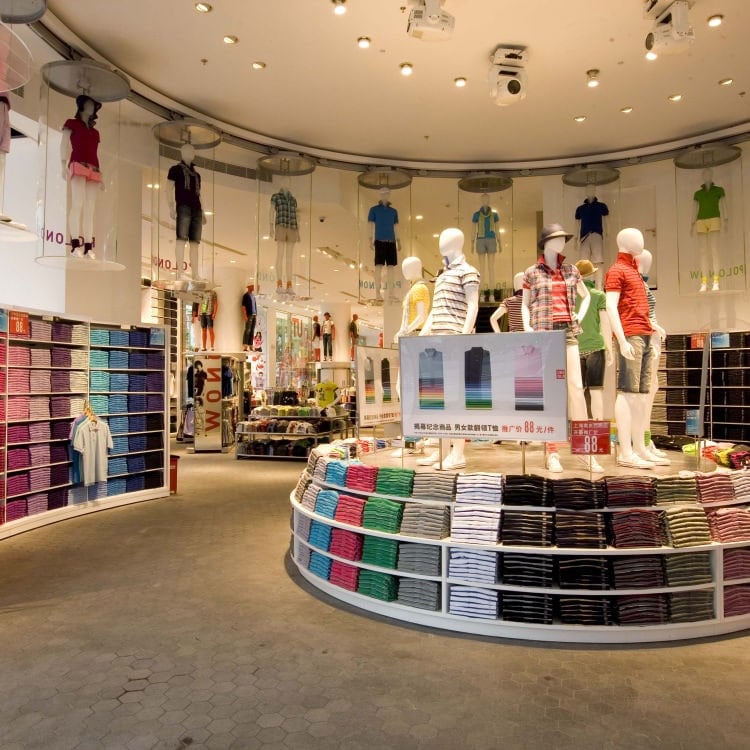 A través de la inauguración de una tienda en el Paseo de la Castellana, pretende acercarse a un público más local y posicionar a la marca dentro de la capital madrileña. Foto: Uniqlo.