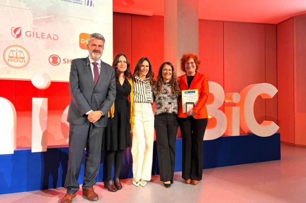 La doctora Cremades (segunda por la dcha), junto a los doctores Vázquez, Paniagua, Ortega y Gadea | Foto de la Fundación Jiménez Díaz