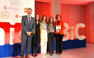 La doctora Cremades (segunda por la dcha), junto a los doctores Vázquez, Paniagua, Ortega y Gadea | Foto de la Fundación Jiménez Díaz