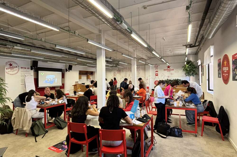 Más de 80 inscritos y equipos multidisciplinares participaron en el hackathon. Foto: Damm