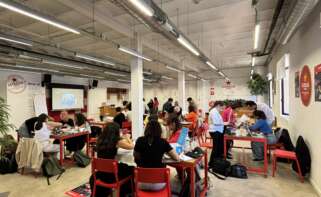 Más de 80 inscritos y equipos multidisciplinares participaron en el hackathon. Foto: Damm