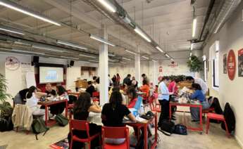 Más de 80 inscritos y equipos multidisciplinares participaron en el hackathon. Foto: Damm