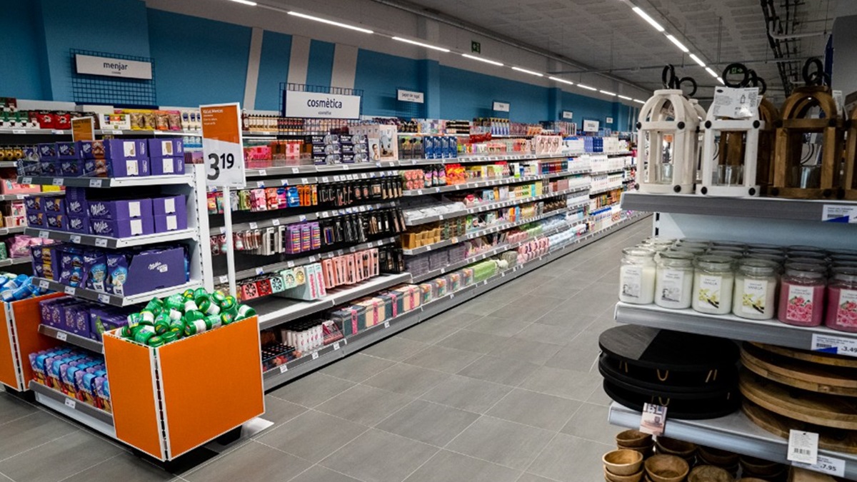 El interior de una tienda de Action