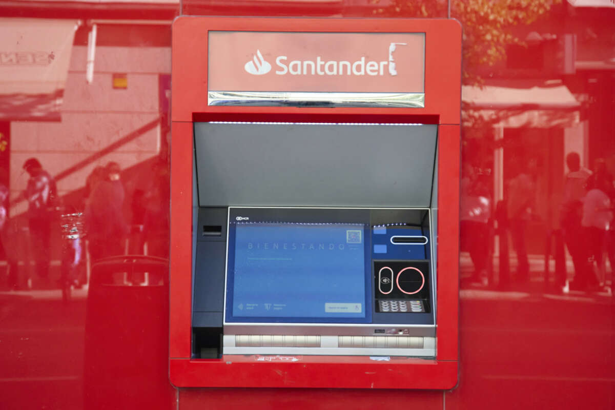 Un cajero en una oficina del Banco Santander