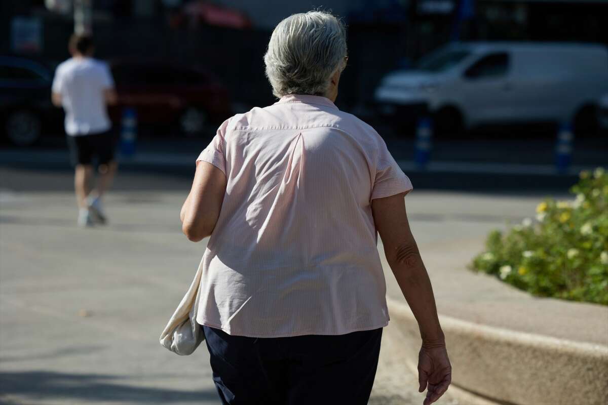 Archivo - Una mujer pensionista caminando por una calle de Madrid. Hacienda.
