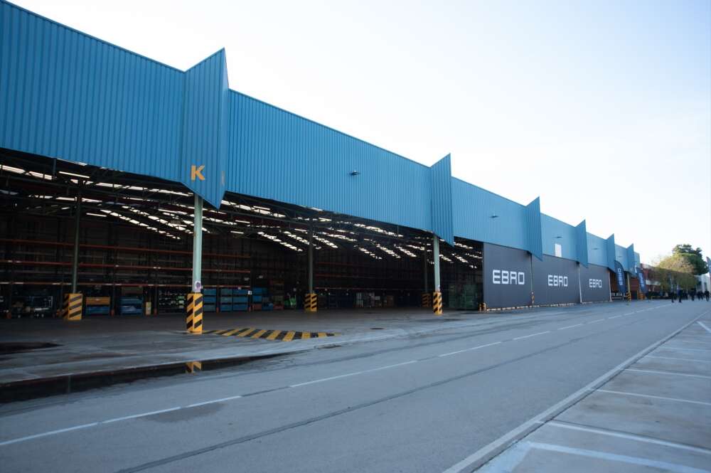 (Foto de ARCHIVO) Fachada de la planta de producción de Ebro de la Zona Franca, en Ebro Factory, a 23 de noviembre de 2024, en Barcelona, Catalunya (España). Ebro, la marca comercial de EV Motors, reactiva oficialmente la producción de vehículos en la antigua planta de Nissan en la Zona Franca de Barcelona, ahora rebautizada como Ebro Factory, con la fabricación del S700, el primer modelo del grupo, al que seguirá el S800 en las próximas semanas. Alberto Paredes / Europa Press 23 NOVIEMBRE 2024;COCHE;PRODUCCIÓN;PLANTA;PRESENTACIÓN;INAUGURACIÓN;SUV 23/11/2024