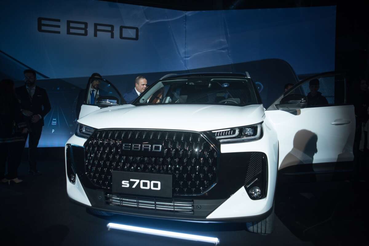 (Foto de ARCHIVO) Varias personas observan el S700 durante la inauguración de la producción de Ebro en la planta de la Zona Franca, en Ebro Factory, a 23 de noviembre de 2024, en Barcelona, Catalunya (España). Ebro, la marca comercial de EV Motors, reactiva oficialmente la producción de vehículos en la antigua planta de Nissan en la Zona Franca de Barcelona, ahora rebautizada como Ebro Factory, con la fabricación del S700, el primer modelo del grupo, al que seguirá el S800 en las próximas semanas. Alberto Paredes / Europa Press 23 NOVIEMBRE 2024;EBRO;CATALUÑA;CHINA;EBRO FACTORY;ZONA FRANCA;BARCELONA 23/11/2024