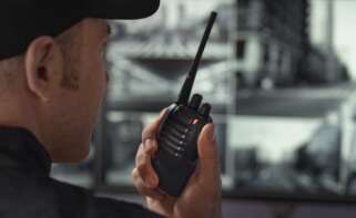 Guardia de seguridad con una radio