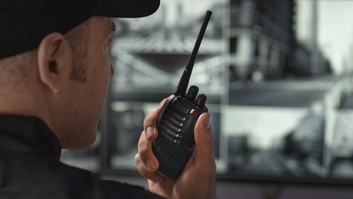 Guardia de seguridad con una radio