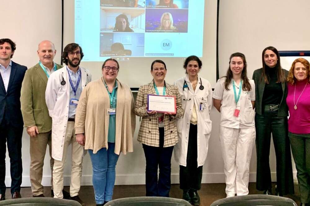 Representantes de la FJD y de Boehringer Ingelheim con el diploma que certifica la implementación total de MAIC Continuum en el hospital en la reunión de cierre del programa