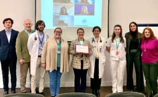 Representantes de la FJD y de Boehringer Ingelheim con el diploma que certifica la implementación total de MAIC Continuum en el hospital en la reunión de cierre del programa