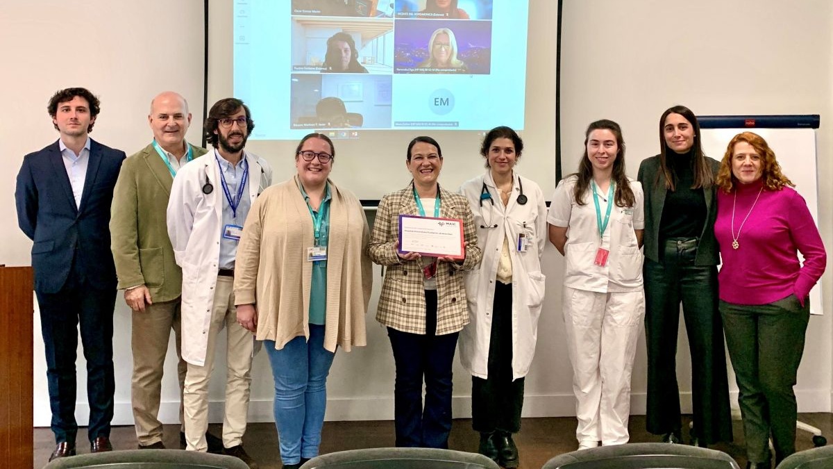 Representantes de la FJD y de Boehringer Ingelheim con el diploma que certifica la implementación total de MAIC Continuum en el hospital en la reunión de cierre del programa