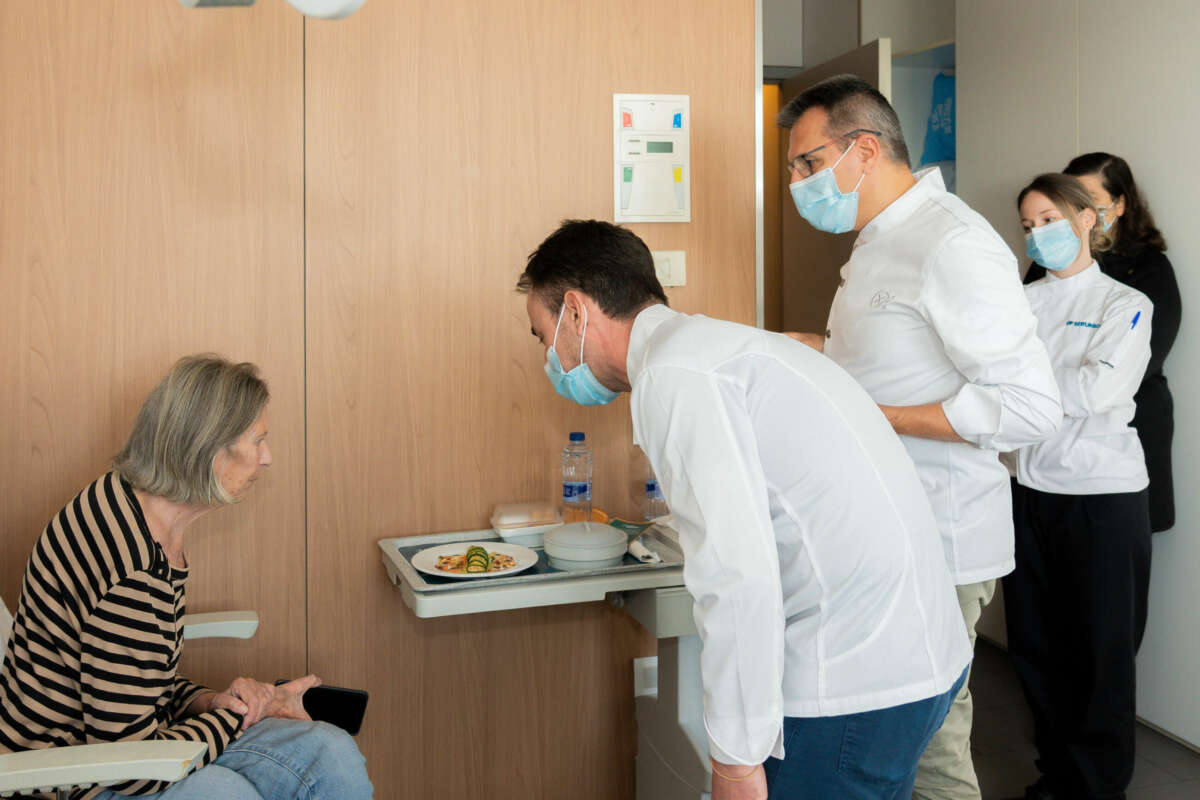 Una paciente de Clínica Diagonal degusta el menú navideño. Foto: FIATC.