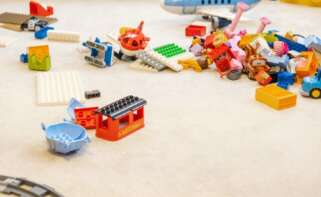 Juguetes en el suelo de la habitación de un niño | Foto de 123RF/amarievikka