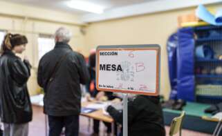 Ciudadanos ejercen su derecho al voto con motivo de las elecciones autonómicas en Extremadura en un colegio electoral, a 21 de diciembre de 2025, en Mérida, Badajoz, Extremadura (España). Alrededor de casi 891.000 extremeños han sido convocados en la jornada de hoy para ejercer su derecho al voto en unos comicios a la Asamblea de Extremadura convocados de forma anticipada por la presidenta María Guardiola tras la ruptura de apoyos parlamentarios y el fracaso en la aprobación de los Presupuestos. Javier Cintas / Europa Press 21 DICIEMBRE 2025;RECURSOS;ELECCIONES AUTONÓMICAS;DEMOCRACIA;COLEGIO ELECTORAL;VOTANTES 21/12/2025