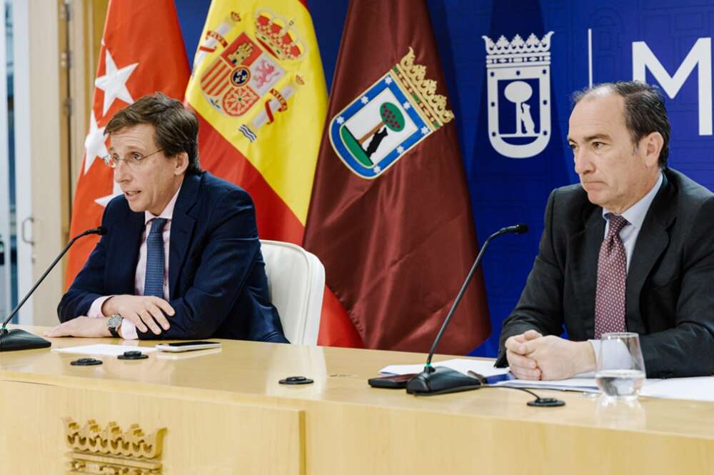 El alcalde de Madrid, José Luis Martínez-Almeida (i), y el delegado de Área de Gobierno de Urbanismo, Medio Ambiente y Movilidad, Borja Carabante (d)