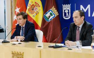 El alcalde de Madrid, José Luis Martínez-Almeida (i), y el delegado de Área de Gobierno de Urbanismo, Medio Ambiente y Movilidad, Borja Carabante (d)