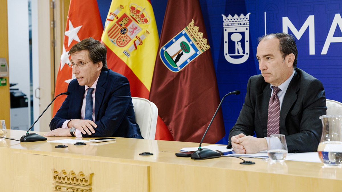 El alcalde de Madrid, José Luis Martínez-Almeida (i), y el delegado de Área de Gobierno de Urbanismo, Medio Ambiente y Movilidad, Borja Carabante (d)