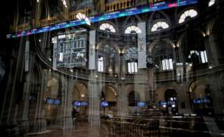 Archivo - Valores del Ibex 35 en el Palacio de la Bolsa de Madrid, a 6 de septiembre de 2021, en Madrid (España).