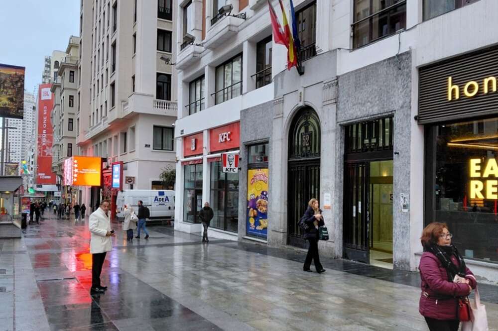 Trinitario Casanova, con abrigo blanco, el martes antes de entrar en los Juzgados, en la Gran Vía de Madrid.