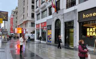 Trinitario Casanova, con abrigo blanco, el martes antes de entrar en los Juzgados, en la Gran Vía de Madrid.