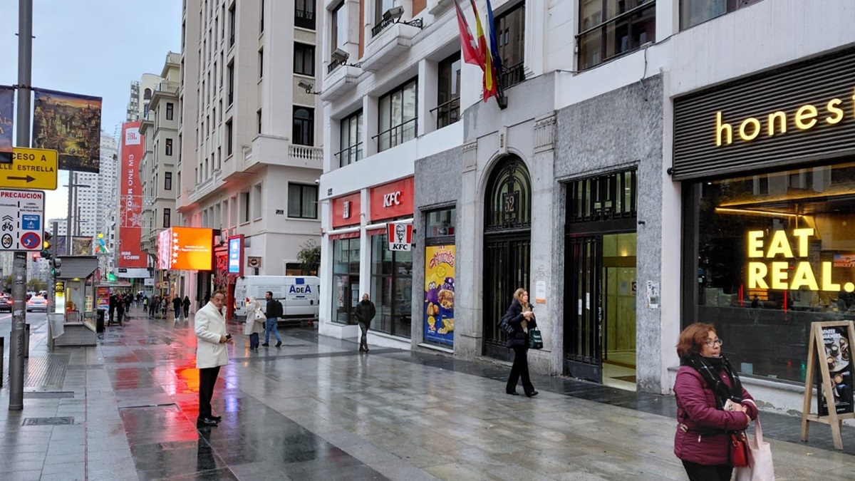 Trinitario Casanova, con abrigo blanco, el martes antes de entrar en los Juzgados, en la Gran Vía de Madrid.