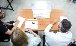 (Foto de ARCHIVO) Detalle de una mesa electoral, a 9 de junio de 2024, en Sevilla (Andalucía, España). Hoy tienen lugar las elecciones europeas de 2024 en España. Más de 38 millones de españoles están llamados a pasar por las urnas en unos comicios en los que se eligen a 61 eurodiputados al Parlamento Europeo. El partido político más numeroso es el Partido Popular Europeo, con 177 parlamentarios, seguido del Grupo de la Alianza Progresista de Socialistas y Demócratas (143), mientras que el más pequeño es el grupo de la Izquierda, con 37 representantes. Joaquin Corchero / Europa Press 09/6/2024