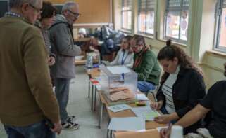 Ciudadanos ejercen su derecho al voto con motivo de las elecciones autonómicas en Extremadura en un colegio electoral, a 21 de diciembre de 2025, en Mérida, Badajoz, Extremadura (España). Alrededor de casi 891.000 extremeños han sido convocados en la jornada de hoy para ejercer su derecho al voto en unos comicios a la Asamblea de Extremadura convocados de forma anticipada por la presidenta María Guardiola tras la ruptura de apoyos parlamentarios y el fracaso en la aprobación de los Presupuestos. Javier Cintas / Europa Press 21 DICIEMBRE 2025;RECURSOS;ELECCIONES AUTONÓMICAS;DEMOCRACIA;COLEGIO ELECTORAL;VOTANTES 21/12/2025