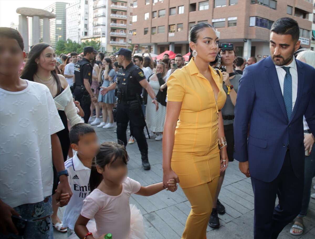 (Foto de ARCHIVO)
Georgina Rodríguez llega al WiZink Center junto a sus hijos mayores, Cristiano Jr, Eva María, Mateo y Alana Martina para asistir al concierto de Rosalía, a 19 de julio de 2022, en Madrid (España)
José Ramón Hernando / Europa Press
CONCIERTO;WIZINK;GENTE
19/7/2022. Telemadrid.