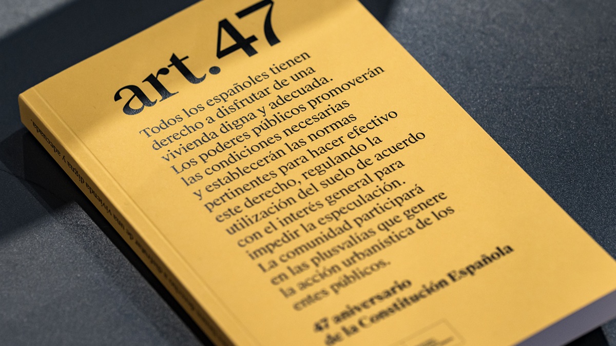 Un libro con el Artículo 47 de la Constitución Española durante la presentación de la Entidad Estatal de Vivienda