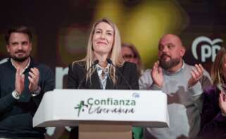La presidenta de Extremadura, María Guardiola, durante el seguimiento de la noche electoral