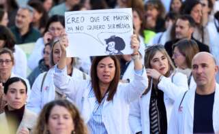 Decenas de médicos durante una concentración convocada por el Sindicato Médico contra el Estatuto Marco propuesto por el Ministerio de Sanidad, a 11 de diciembre de 2025. Juanma Serrano / Europa Press