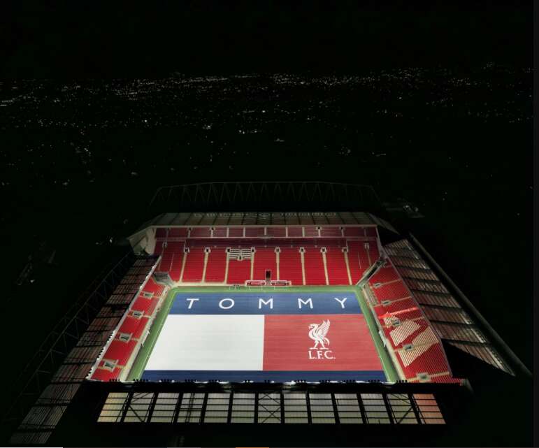 La bandera de Tommy Hilfiger en el Allianz Arena. Foto: Liverpool FC.