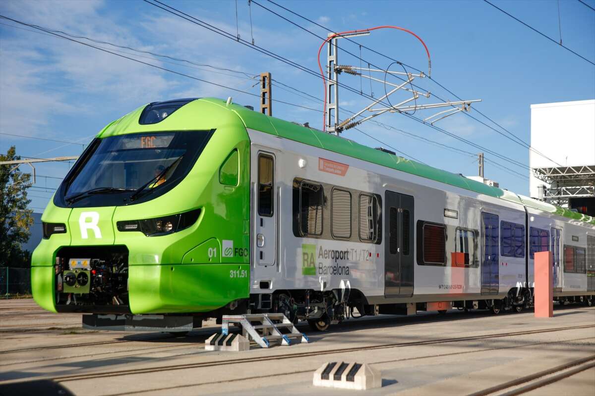 (Foto de ARCHIVO) El president de la Generalitat, Salvador Illa, durante la presentación de los primeros trenes eléctricos de FGC para el servicio hacia el Aeropuerto de Barcelona, a 24 de octubre de 2025, en Barcelona, Catalunya (España). Cumpliendo con el plan presentado en la Smart City Expo World Congress que tuvo lugar en noviembre de 2024, los primero trenes de conexión rápida entre Barcelona y el aeropuerto Josep Tarradellas Barcelona-el Prat empiezan sus primeras pruebas para estar completamente operativos a principios de 2026. En total son 10 los nuevos trenes de Ferrocarrils de la Generalitat de Catalunya (FGC) los que se han fabricado en la planta de Alstom de Santa Perpètua de Mogoda. Kike Rincón / Europa Press 24/10/2025