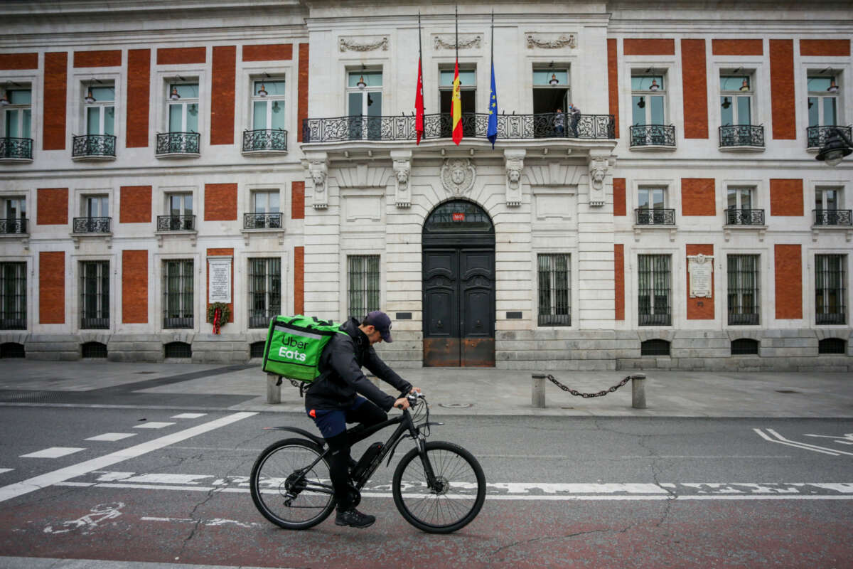 Un 'rider' de Uber Eats circula por la Puerta del Sol, en Madrid (España)