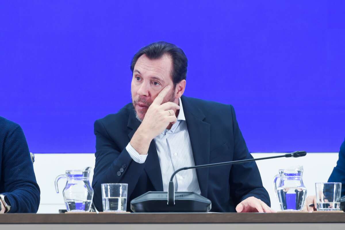 El ministro de Transportes y Movilidad Sostenible, Óscar Puente, junto al director de Tráfico de Adif, Ángel García de la Bandera, y al director de Operaciones de Renfe, José Alfonso Gálvez, durante una rueda de prensa