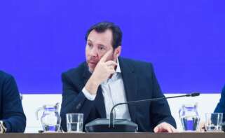 El ministro de Transportes y Movilidad Sostenible, Óscar Puente, junto al director de Tráfico de Adif, Ángel García de la Bandera, y al director de Operaciones de Renfe, José Alfonso Gálvez, durante una rueda de prensa