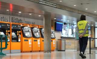 Una persona en la Estación de Passeig de Gràcia mientras continúa la suspensión del servicio de Rodalies, a 22 de enero de 2026, en Barcelona, Catalunya (España)