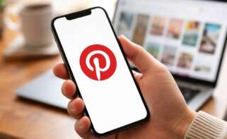 Una persona utiliza Pinterest