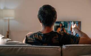 Una persona ve la televisión | Foto de 123RF/stevanovicigor