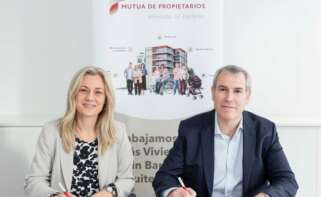 Laura López, presidenta de Fundación Mutua de Propietarios y Emili Rousaud, CEO de Factorenergia, durante la firma del acuerdo