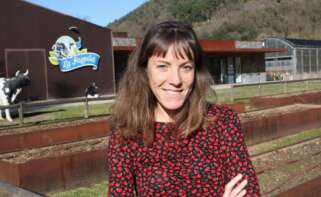 Mireia Sáenz de Buruaga ante La Fageda. Foto: Servimedia