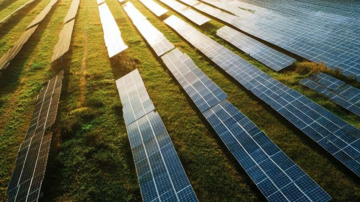 Ladera con placas solares | Foto de 123RF/Ss0937943562. España.