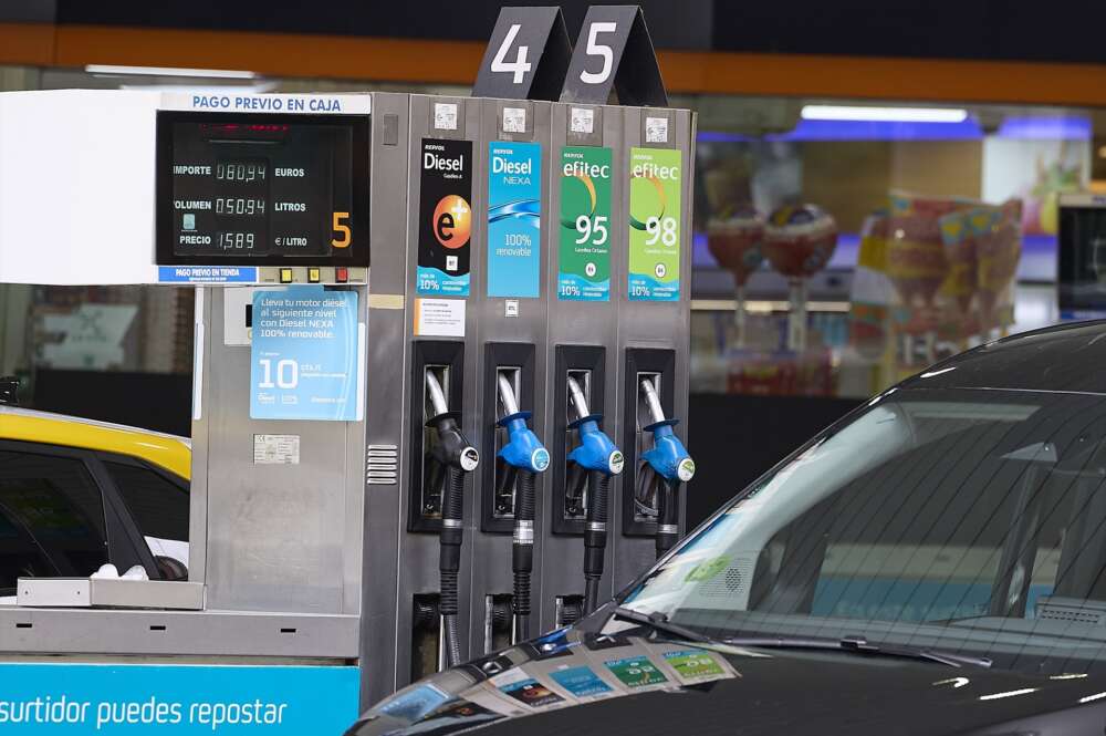 (Foto de ARCHIVO) Surtidores de una gasolinera Repsol, a 22 de junio de 2025, en Madrid (España). Los ataques y la escalada bélica entre Irán e Israel, han generado temor en los mercados a posibles interrupciones en el suministro de petróleo desde Oriente Medio, especialmente por el riesgo de que se vea afectado el tráfico a través del estratégico estrecho de Ormuz, por donde pasa una parte significativa del comercio mundial de crudo. Jesús Hellín / Europa Press 22 JUNIO 2025;ECONOMÍA;CARBURANTES;GASOLINA;GASOIL;DIESEL;PRECIO;ENCARECIMEINTO;CONFLICTO; 22/6/2025